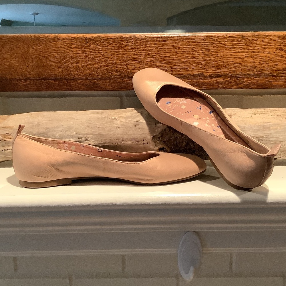 Gorgeous Leather Lucky Brand Nude Flats Size 8